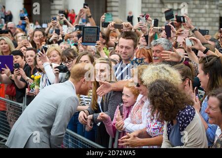 Prinz Harry, der Herzog von Sussex, begrüßt die Gratulanten bei einem Spaziergang im Trinity College, am zweiten Tag des königlichen Besuches in Dublin, Irland. Bilddatum: Mittwoch, 11. Juli 2018. Bildnachweis sollte lauten: Matt Crossick/ EMPICS Entertainment. Stockfoto