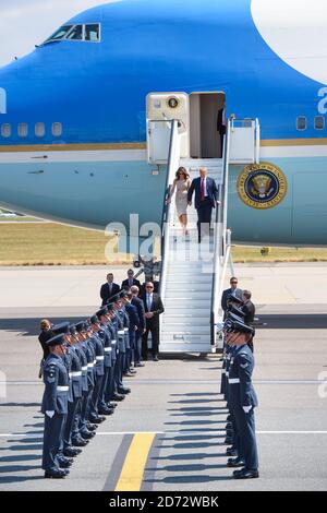 US-Präsident Donald Trump und seine Frau Melania treffen vor seinem Besuch in Großbritannien mit Air Force One am Stansted Airport in Essex ein. Bilddatum: Donnerstag, 12. Juli 2018. Bildnachweis sollte lauten: Matt Crossick/ EMPICS Entertainment. Stockfoto