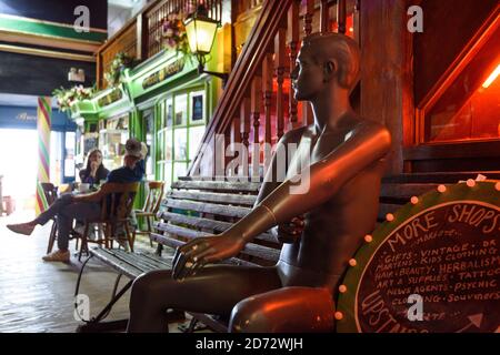 Gesamtansicht des Old Kent Market in Margate, Kent. Der Raum in einem alten Kinogebäude umfasst Imbissstände, Pop-up-Bars und kleine Geschäfte. Es ist Teil einer Welle der Regeneration in der Altstadt, da Margate neue Bewohner aus London und weiter entfernt angezogen hat, dank einer Kombination aus erschwinglichen Wohnungen, einer malerischen Umgebung und einer lebendigen lokalen Kunstszene. Bilddatum: Freitag, 20. Juli 2018. Bildnachweis sollte lauten: Matt Crossick/ EMPICS Entertainment. Stockfoto