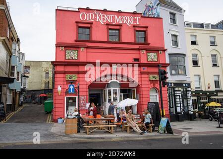 Gesamtansicht des Old Kent Market in Margate, Kent. Der Raum in einem alten Kinogebäude umfasst Imbissstände, Pop-up-Bars und kleine Geschäfte. Es ist Teil einer Welle der Regeneration in der Altstadt, da Margate neue Bewohner aus London und weiter entfernt angezogen hat, dank einer Kombination aus erschwinglichen Wohnungen, einer malerischen Umgebung und einer lebendigen lokalen Kunstszene. Bilddatum: Freitag, 20. Juli 2018. Bildnachweis sollte lauten: Matt Crossick/ EMPICS Entertainment. Stockfoto