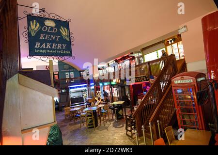 Gesamtansicht des Old Kent Market in Margate, Kent. Der Raum in einem alten Kinogebäude umfasst Imbissstände, Pop-up-Bars und kleine Geschäfte. Es ist Teil einer Welle der Regeneration in der Altstadt, da Margate neue Bewohner aus London und weiter entfernt angezogen hat, dank einer Kombination aus erschwinglichen Wohnungen, einer malerischen Umgebung und einer lebendigen lokalen Kunstszene. Bilddatum: Freitag, 20. Juli 2018. Bildnachweis sollte lauten: Matt Crossick/ EMPICS Entertainment. Stockfoto