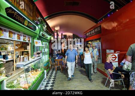 Gesamtansicht des Old Kent Market in Margate, Kent. Der Raum in einem alten Kinogebäude umfasst Imbissstände, Pop-up-Bars und kleine Geschäfte. Es ist Teil einer Welle der Regeneration in der Altstadt, da Margate neue Bewohner aus London und weiter entfernt angezogen hat, dank einer Kombination aus erschwinglichen Wohnungen, einer malerischen Umgebung und einer lebendigen lokalen Kunstszene. Bilddatum: Freitag, 20. Juli 2018. Bildnachweis sollte lauten: Matt Crossick/ EMPICS Entertainment. Stockfoto