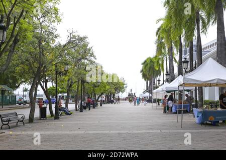 Paseo de la Princesa (Weg der Prinzessin, Princess Promenade). Einheimische und Touristen spazieren entlang der Promenade in der Altstadt von San Juan. Stockfoto