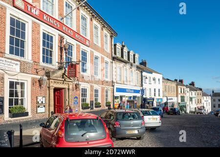 Das Kings Head Hotel und die Geschäfte rund um den historischen georgianischen Marktplatz in Richmond, North Yorkshire Stockfoto