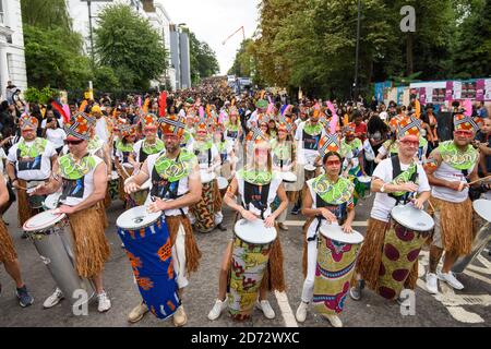 Tänzer und Trommler auf der Paradestrecke am zweiten Tag des Notting Hill Carnival in London. Bilddatum: Montag, 27. August 2018. Bildnachweis sollte lauten: Matt Crossick/ EMPICS Entertainment. Stockfoto