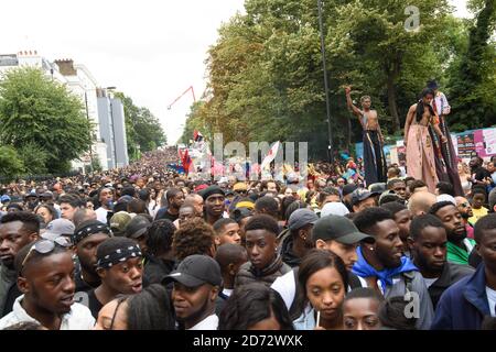 Wagen und Darsteller auf der Paradestrecke am zweiten Tag des Notting Hill Carnival in London. Bilddatum: Montag, 27. August 2018. Bildnachweis sollte lauten: Matt Crossick/ EMPICS Entertainment. Stockfoto