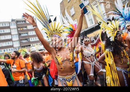 Darsteller auf der Paradestrecke am zweiten Tag des Notting Hill Carnival in London. Bilddatum: Montag, 27. August 2018. Bildnachweis sollte lauten: Matt Crossick/ EMPICS Entertainment. Stockfoto