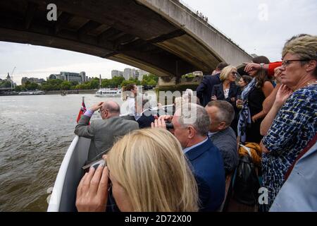 Zuschauer beobachten das Ruderrennen Doggett's Coat and Badge auf dem River Thame in London. Es ist das älteste Ruderrennen der Welt, das jedes Jahr seit 1715 stattfindet, als Schauspieler Thomas Doggett die "Ruderwette" ankündigte, um dem Thames Wateren zu danken, der ihn über den Fluss zu seinem Theater brachte. Bilddatum: Dienstag, 4. September 2018. Bildnachweis sollte lauten: Matt Crossick/ EMPICS Entertainment. Stockfoto