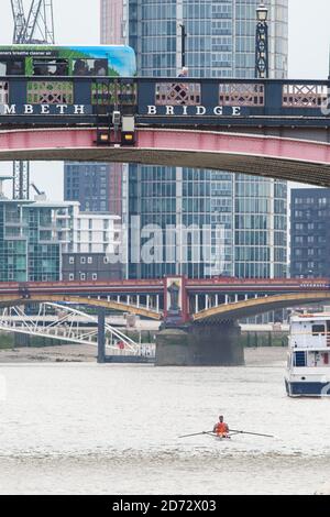 Der Lehrling Waterman Alfie Anderson nimmt am Doggett's Coat and Badge Ruderrennen auf dem River Thame in London Teil. Es ist das älteste Ruderrennen der Welt, das jedes Jahr seit 1715 stattfindet, als Schauspieler Thomas Doggett die "Ruderwette" ankündigte, um dem Thames Wateren zu danken, der ihn über den Fluss zu seinem Theater brachte. Bilddatum: Dienstag, 4. September 2018. Bildnachweis sollte lauten: Matt Crossick/ EMPICS Entertainment. Stockfoto