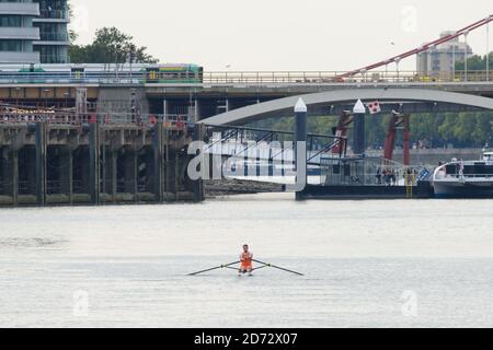 Der Lehrling Waterman Alfie Anderson nimmt am Doggett's Coat and Badge Ruderrennen auf dem River Thame in London Teil. Es ist das älteste Ruderrennen der Welt, das jedes Jahr seit 1715 stattfindet, als Schauspieler Thomas Doggett die "Ruderwette" ankündigte, um dem Thames Wateren zu danken, der ihn über den Fluss zu seinem Theater brachte. Bilddatum: Dienstag, 4. September 2018. Bildnachweis sollte lauten: Matt Crossick/ EMPICS Entertainment. Stockfoto