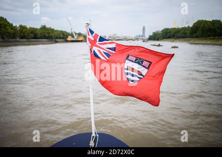 Die Arme der Company of Watermen und Lightermen fliegen während des Doggett's Coat and Badge Ruderrennens auf dem River Thame in London. Es ist das älteste Ruderrennen der Welt, das jedes Jahr seit 1715 stattfindet, als Schauspieler Thomas Doggett die "Ruderwette" ankündigte, um dem Thames Wateren zu danken, der ihn über den Fluss zu seinem Theater brachte. Bilddatum: Dienstag, 4. September 2018. Bildnachweis sollte lauten: Matt Crossick/ EMPICS Entertainment. Stockfoto