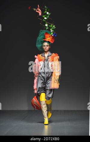 Model Fran Summers auf dem Laufsteg während der Matty Bovan Frühjahr/Sommer 2019 London Fashion Week Show im BFC Show Space, London. Bilddatum: Freitag, 14. September 2018. Bildnachweis sollte lauten: Matt Crossick/ EMPICS Entertainment. Stockfoto