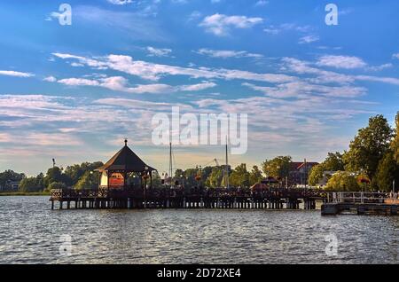 Pier am See Drweca in Ostroda, Polen Stockfoto