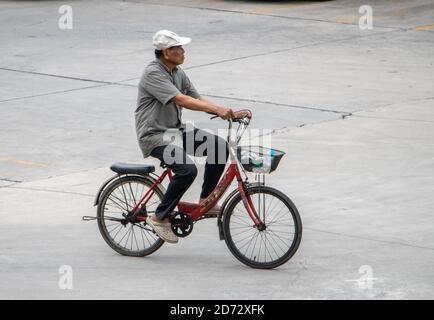 SAMUT PRAKAN, THAILAND, JULI 25 2020, EIN älterer Mann fährt mit dem Fahrrad auf der Straße Stockfoto