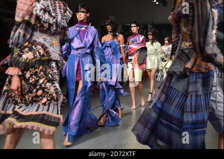 Models auf dem Laufsteg während der On/Off präsentiert Frühjahr/Sommer 2019 London Fashion Week Show, im BFC Showspace, London. Bilddatum: Dienstag, 18. September 2018. Bildnachweis sollte lauten: Matt Crossick/ EMPICS Entertainment. Stockfoto