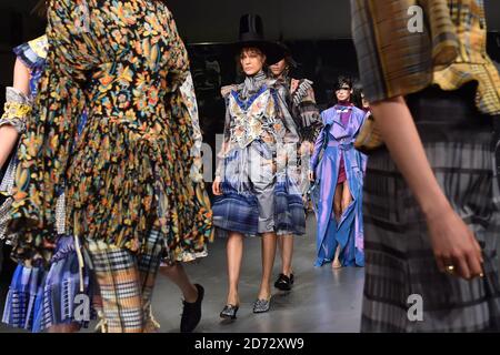 Models auf dem Laufsteg während der On/Off präsentiert Frühjahr/Sommer 2019 London Fashion Week Show, im BFC Showspace, London. Bilddatum: Dienstag, 18. September 2018. Bildnachweis sollte lauten: Matt Crossick/ EMPICS Entertainment. Stockfoto