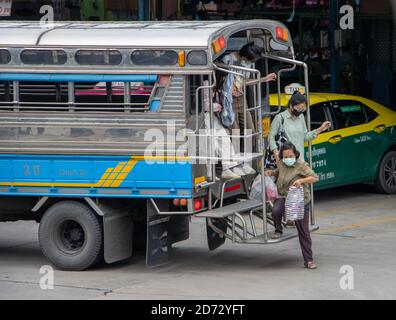 SAMUT PRAKAN, THAILAND, JULI 25 2020, Menschen vorsichtig aus dem LKW-Bus, eine traditionelle billige Transport von Menschen in einem LKW in Thailand Stockfoto