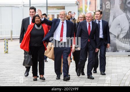 Jeremy Corbyn, mit Mitgliedern des Schattenkabinetts, darunter Diane Abbott, Richard Burgon, Emily Thornbury, Rebecca Long-Bailey, John McDonnell und Keir Starmer, kam während der Jahreskonferenz der Labour Party im Arena and Convention Center (ACC) in Liverpool zu seiner Rede. Bilddatum: Mittwoch, 26. September 2018. Bildnachweis sollte lauten: Matt Crossick/ EMPICS Entertainment. Stockfoto