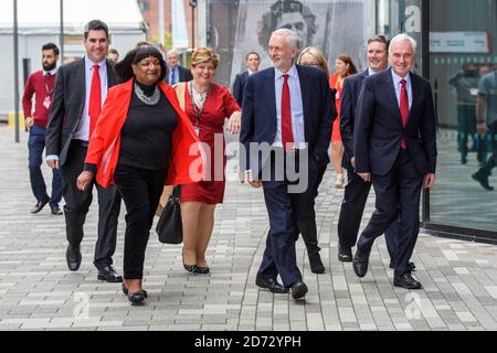 Jeremy Corbyn, mit Mitgliedern des Schattenkabinetts, darunter Diane Abbott, Richard Burgon, Emily Thornbury, Rebecca Long-Bailey, John McDonnell und Keir Starmer, kam während der Jahreskonferenz der Labour Party im Arena and Convention Center (ACC) in Liverpool zu seiner Rede. Bilddatum: Mittwoch, 26. September 2018. Bildnachweis sollte lauten: Matt Crossick/ EMPICS Entertainment. Stockfoto