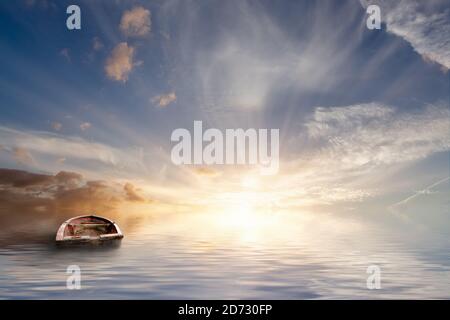 Verloren auf dem Meer, altes Ruderboot, das auf dem Meer in einem ruhigen Sonnenuntergang mit ruhigem Meerwasser herumbobbt. Kein Land nur Seestück und schöne Wolken. Stockfoto