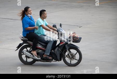 SAMUT PRAKAN, THAILAND, JULI 29 2020, das Paar fährt auf dem Motorrad auf der Straße. Stockfoto