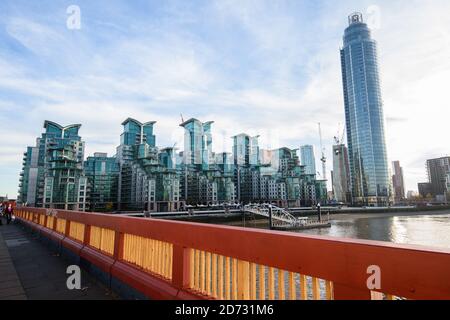 St George's Wharf Tower in Vauxhall, Süd-London. Eine große Anzahl von Luxus- und Ultra-Luxus-Neubauwohnungen in London verkaufen sich nicht, da ausländische Investoren weniger in britische Immobilien investieren. Bilddatum: Mittwoch, 14. November 2018. Bildnachweis sollte lauten: Matt Crossick/ EMPICS Entertainment. Stockfoto