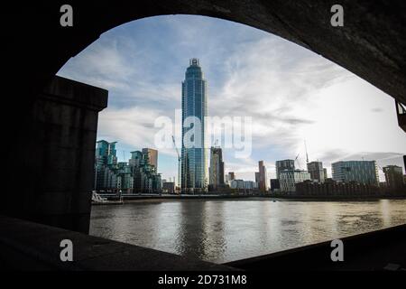 St George's Wharf Tower in Vauxhall, Süd-London. Eine große Anzahl von Luxus- und Ultra-Luxus-Neubauwohnungen in London verkaufen sich nicht, da ausländische Investoren weniger in britische Immobilien investieren. Bilddatum: Mittwoch, 14. November 2018. Bildnachweis sollte lauten: Matt Crossick/ EMPICS Entertainment. Stockfoto