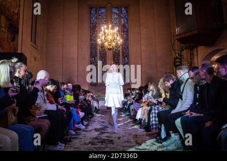 Models auf dem Laufsteg während der Ryan Lo Modenschau, die im Rahmen der London Fashion Week A/W 2019 in der Dutch Hall stattfand. Bilddatum: Freitag, 15. Februar 2018. Bildnachweis sollte lauten: Matt Crossick/Empics Stockfoto