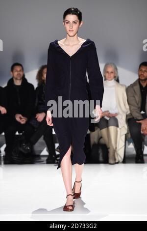 Models auf dem Laufsteg während der Chalayan Fashion Show, die im Sadler's Wells Theater im Rahmen der London Fashion Week A/W 2019 stattfand. Bilddatum: Montag, 18. Februar 2018. Bildnachweis sollte lauten: Matt Crossick/Empics Stockfoto