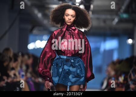 Models auf dem Laufsteg während der Christopher Kane Modenschau, die 90 auf dem High Holborn im Rahmen der London Fashion Week A/W 2019 stattfand. Bilddatum: Montag, 18. Februar 2018. Bildnachweis sollte lauten: Matt Crossick/Empics Stockfoto