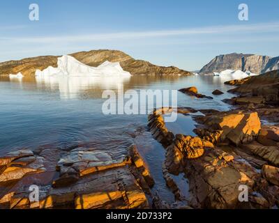 Landschaft mit Eisbergen im Fjordsystem Uummannaq im Norden westgrönlands. Amerika, Nordamerika, Grönland, Dänemark Stockfoto