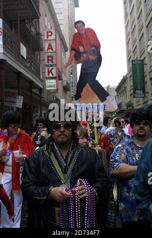 Der walisische Elvis-Fan Max Mason war im Rock'n'Roll-Himmel, als er sich einer Gruppe von @ 50 Elvis-Lookalikes anschloss, die sich an 'The King' auf einem marsch im New Orleans Mardi Gras erinnerten. 2/03 [[Tag]] Stockfoto