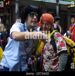 Der walisische Elvis-Fan Max Mason war im Rock'n'Roll-Himmel, als er sich einer Gruppe von @ 50 Elvis-Lookalikes anschloss, die sich an 'The King' auf einem marsch im New Orleans Mardi Gras erinnerten. 2/03 [[Tag]] Stockfoto