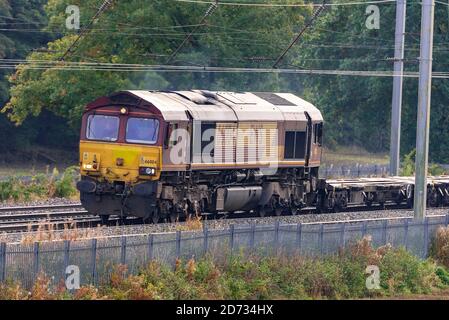 Baureihe 66 deisel elektrische Güterzuglokomotive Nummer 66004 der EWS auf der West Coast Hauptlinie. Stockfoto