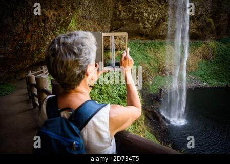 Besucherfotos fallen im Silver Falls State Park, Oregon, USA. Stockfoto
