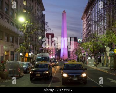 Der Obelisk von Buenos Aires, Plaza de la Republica. Buenos Aires, die Hauptstadt Argentiniens. Südamerika, Argentinien, Buenos Aires, November Stockfoto