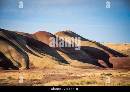 Die Painted Hills, eine geologische Stätte in Wheeler County, Oregon, die eine der drei Einheiten des John Day Fossil Beds National Monument ist Stockfoto