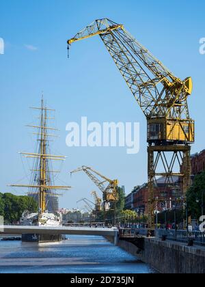 Das Museumsschiff Fragata Sarmiento bei Dique 3. Puerto Madero, das moderne Wohnviertel rund um die alten Docks von Buenos Aires. Buenos Aires, Hauptstadt von Stockfoto