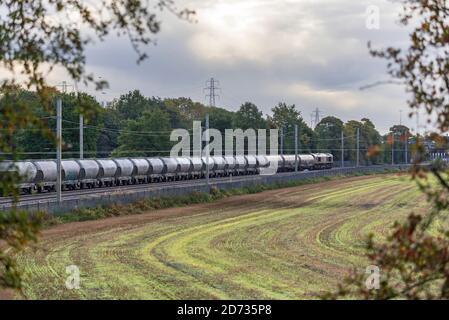 Baureihe 66 Deisel elektrische Güterzuglokomotive Nummer 66776 der GBRF auf der West Coast Hauptlinie schleppen einen Zug von Zementtanks. Stockfoto