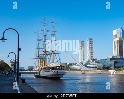 Das Museumsschiff Fragata Sarmiento bei Dique 3. Puerto Madero, das moderne Wohnviertel rund um die alten Docks von Buenos Aires. Buenos Aires, Hauptstadt von Stockfoto