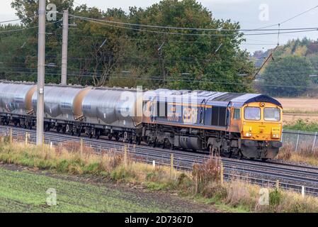 Baureihe 66 Deisel elektrische Güterzuglokomotive Nummer 66776 der GBRF auf der West Coast Hauptlinie schleppen einen Zug von Zementtanks. Stockfoto