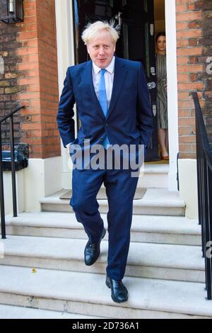 Boris Johnson verlässt sein Wahlkampfbüro in der Great College Street, London, bevor der Gewinner des konservativen Führungswettbewerbs bekannt gegeben wird. Bilddatum: Dienstag, 23. Juli 2019. Bildnachweis sollte lauten: Matt Crossick/Empics Stockfoto