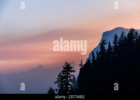 Waldbrandrauch verdunkelt die Atmosphäre am Crater Lake, Oregon, USA. Stockfoto