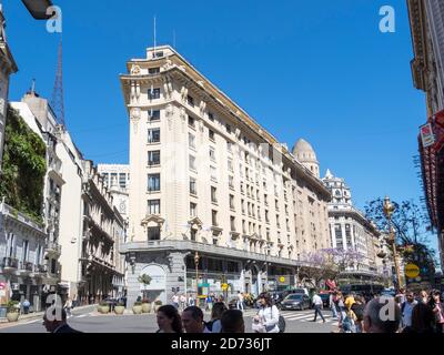 Fassaden von Gebäuden im Mikrozentro an der Diagonal Norte (Roque Saenz Pena). Buenos Aires, die Hauptstadt Argentiniens. Südamerika, Argentinien, Stockfoto