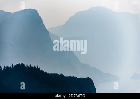 Waldbrandrauch verdunkelt die Atmosphäre am Crater Lake, Oregon, USA. Stockfoto