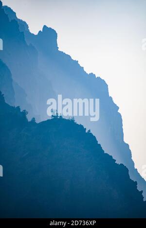 Waldbrandrauch verdunkelt die Atmosphäre am Crater Lake, Oregon, USA. Stockfoto