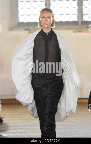 Ein Modell während der Sharon Wauchob Catwalk Show während der Frühjahr/Sommer 2020 London Fashion Week, in St. Cyprian's Church, London. Bilddatum: Samstag, 14. September 2019. Bildnachweis sollte lauten: Matt Crossick/Empics Stockfoto