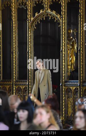 Ein Modell während der Sharon Wauchob Catwalk Show während der Frühjahr/Sommer 2020 London Fashion Week, in St. Cyprian's Church, London. Bilddatum: Samstag, 14. September 2019. Bildnachweis sollte lauten: Matt Crossick/Empics Stockfoto