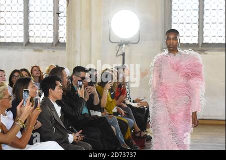 Ein Modell während der Sharon Wauchob Catwalk Show während der Frühjahr/Sommer 2020 London Fashion Week, in St. Cyprian's Church, London. Bilddatum: Samstag, 14. September 2019. Bildnachweis sollte lauten: Matt Crossick/Empics Stockfoto