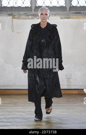 Ein Modell während der Sharon Wauchob Catwalk Show während der Frühjahr/Sommer 2020 London Fashion Week, in St. Cyprian's Church, London. Bilddatum: Samstag, 14. September 2019. Bildnachweis sollte lauten: Matt Crossick/Empics Stockfoto